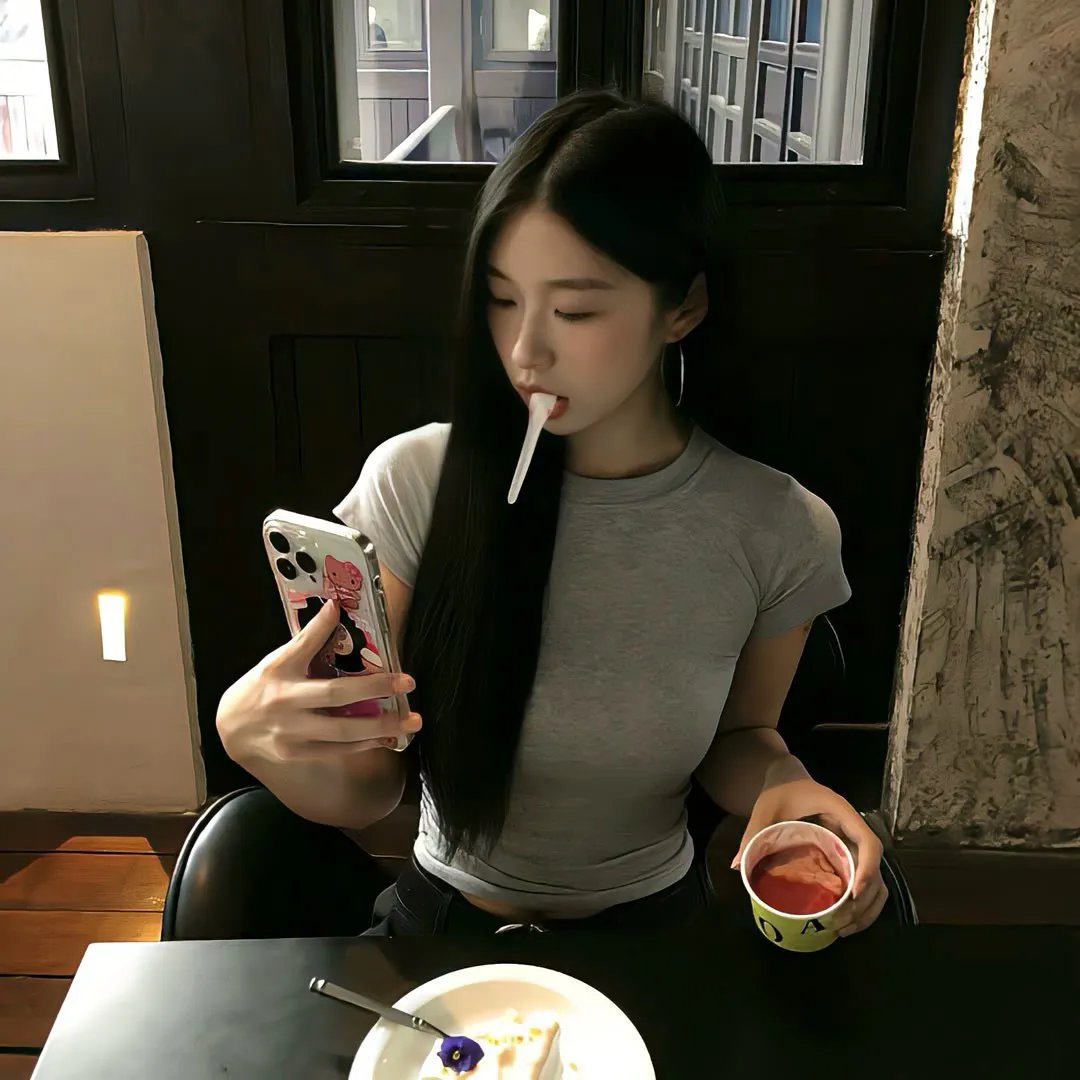 我和精神小妹同居 AI同人短剧 场景：四人共同用餐