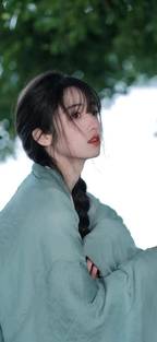 我和精神小妹同居 AI同人短剧 场景：男主在街头偶遇粉发女孩
